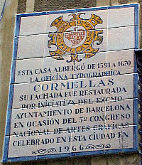 Placa conmemorativa situada en la fachada de la antigua imprenta Comellas