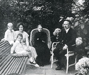 Pío Baroja con su madre, su hermana y sus sobrinos