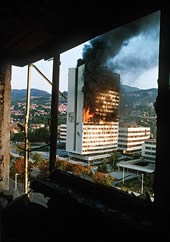 Edifici de Sarajevo cremant durant la guerra
